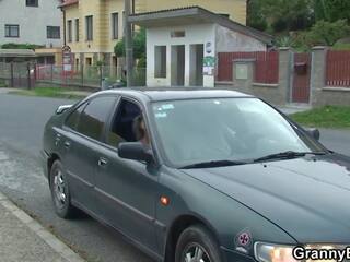 Hitchhiking vanha mummi ja nuorten-