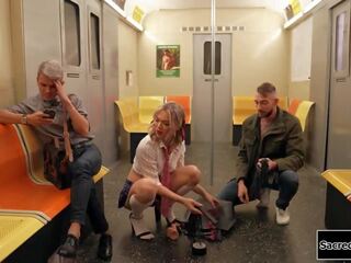 Klein tieten transgender emma roos barebacks een adolescent in een subway