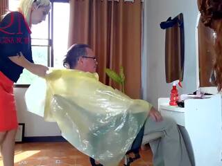 נודיסטי barbershop עירום lassie hairdresser ב an apron ה הלקוח הוא מוּפתָע 2 1 | xhamster