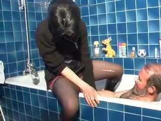 Dark-haired френски дама получава един стар пичове кур в тя задник