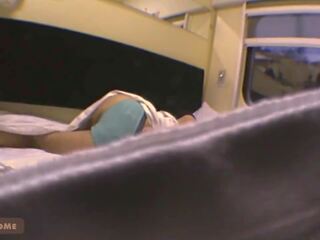 Genç kadın mastürbasyon yapmak üzerinde the sarılı uyuyan, ücretsiz erişkin film 83 | xhamster