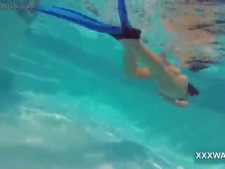 Grand brunetka kurewka słodycze swims podwodne