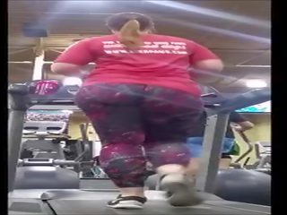 Jiggly užpakaliukas blondinė pawg apie treadmill