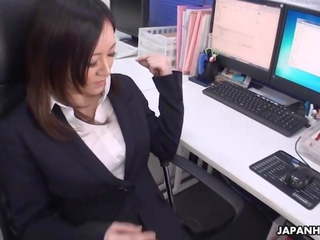 Asiatisch büro arbeiter mit strümpfe reibt sie muschi mit ein