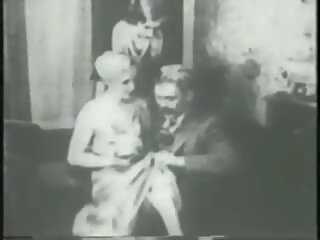 Dua flappers menari telanjang dengan pesolek kemudian menggosok dan tarikan dia putz bersama