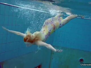 Terseksi rambut coklat remaja milana voda berenang di kolam renang: kotor film 20 | xhamster