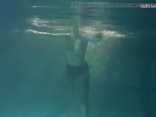 Lozhkova în vedea prin bermude în the piscina: gratis hd xxx video 35