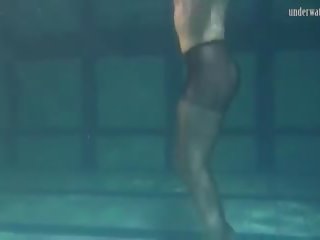 Lozhkova në shih përmes pantallona të shkurtëra në the pishinë: falas pd xxx video 35