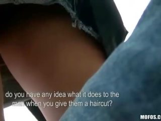 Svůdný euro hairdresser vyztužený kosticemi na práce