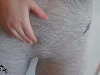 Cumming i henne trosor och yoga byxor dra dem upp: vuxen video- b1