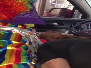 Clown wird pecker gesaugt während ordering nahrung