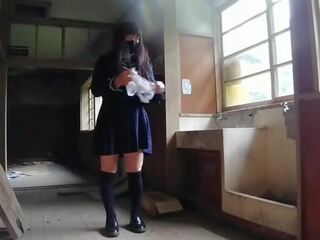 Trágár csipesz maszturbáció -ban egy abandoned iskola honoka sengoku