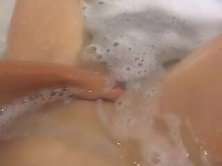 Νέος λεσβίες στριπτίζ και bathe μαζί, Ενήλικος βίντεο ba | xhamster