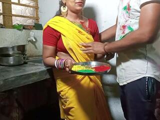 Holi par beguiling bhabhi ko color lagakar virtuvė stovėti par | xhamster