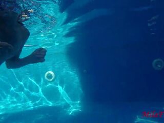 Două fete inpulit dreapta sub apa în the piscina: adolescenta sex video