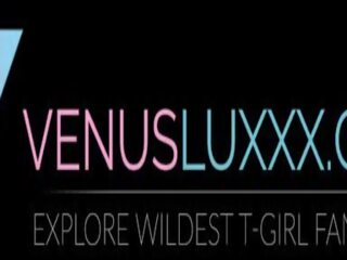 Rozkošný transsexuál stunner venus lux masturbuje v excentrický sólo