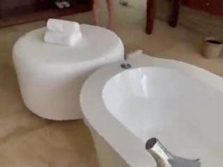 Vacation- amatoriale tesoro anale sborrata in il bagno stanza