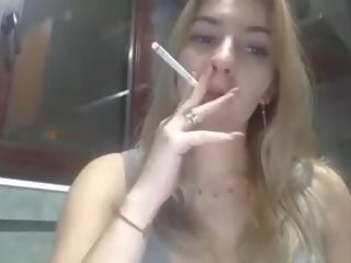 Raskaana tytär smokes ja yrittää kohteeseen vietellä hänen poikaystävä