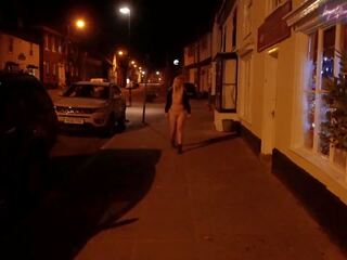 Unge blond kone walking naken ned en høy gate i suffolk | xhamster