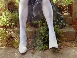E bardhë çorape të gjata dhe saten mbathje në the lulishte: pd seks 7d