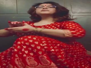 Vasundhara dhar exceptional bengali 模型 instagram 視頻: 臟 夾 a4