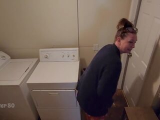 Een eenzaam milf verleidt een companion die rents haar kelder apartment de landlady deel 2