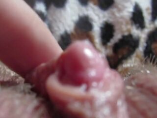 Milf con pelosa fica canzonatura suo slimy clitoride – ultra-close-up | youporn