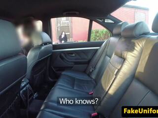 Pulled dögös uk stunner elemzett -ban rendőr autó