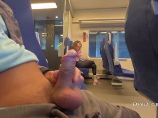 En fremmed dame jerked av og sugd min medlem i en tog på offentlig | xhamster