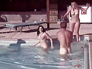 Desnudo intercambio de parejas tener diversión en nudista resort
