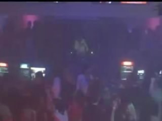 Dy ruse zoçkë në disco natë klub