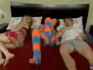 Se folla a su hija mientras duerme su esposa (incesto)dormida (folla asu pap&aacute;)