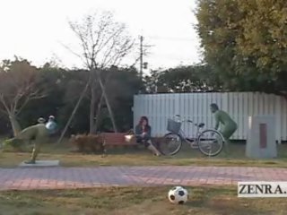 Sous-titré japonais femme peint à mimic parc statue