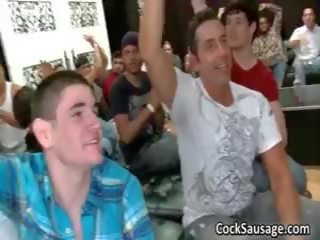 Bündel von betrunken homosexuell chaps gehen verrückt im klub 2 von cocksausage