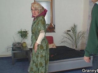 Üksildane vana vanaema pleases an noor stripling