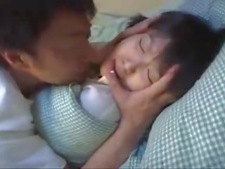 Tremendous asiática adolescente follada por su padrastro