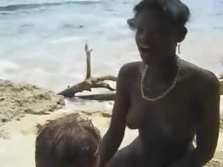 Poilu africain nana baise euro garçon en la plage