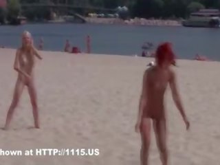 Dua kurus orang telanjang babes frolic sekitar itu pantai