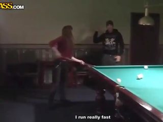 Randy servitrise ved billiards blir naken og blowjob