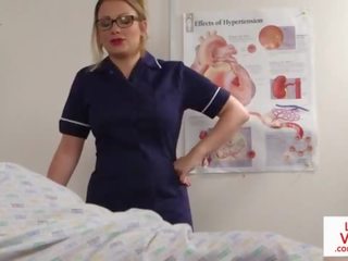 البريطانيون ممرضة بصاصة instructing الفرعية المريض