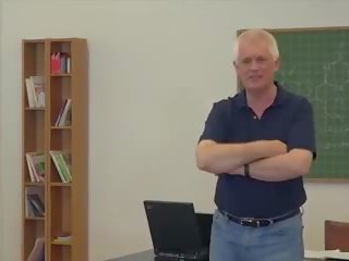 Kolegium studentów pieprzyć ich profesor w klasa.