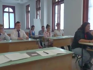 Kolledž students fuck their professor in klass.