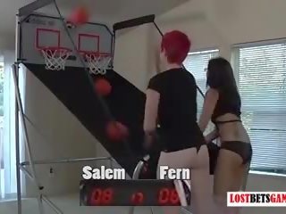 Twee attractive meisjes salem en fern spelen striptease basketbal shootout