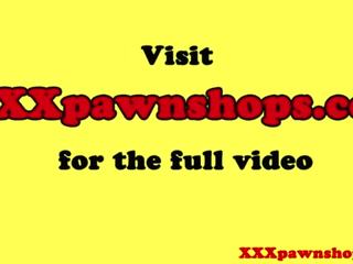 Pawnshop amateur in spex opens contant transactie