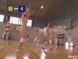חובבן אסייתי בנות לשחק עירום כדורסל